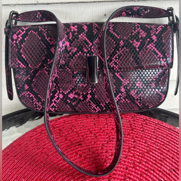 WORTHINGTON PINK N BLACK PYTHON SHOULDER BAG. NWOT never used her - Picture 1 of 10